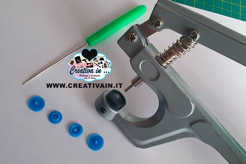 Come applicare i bottoni a pressione automatici in plastica