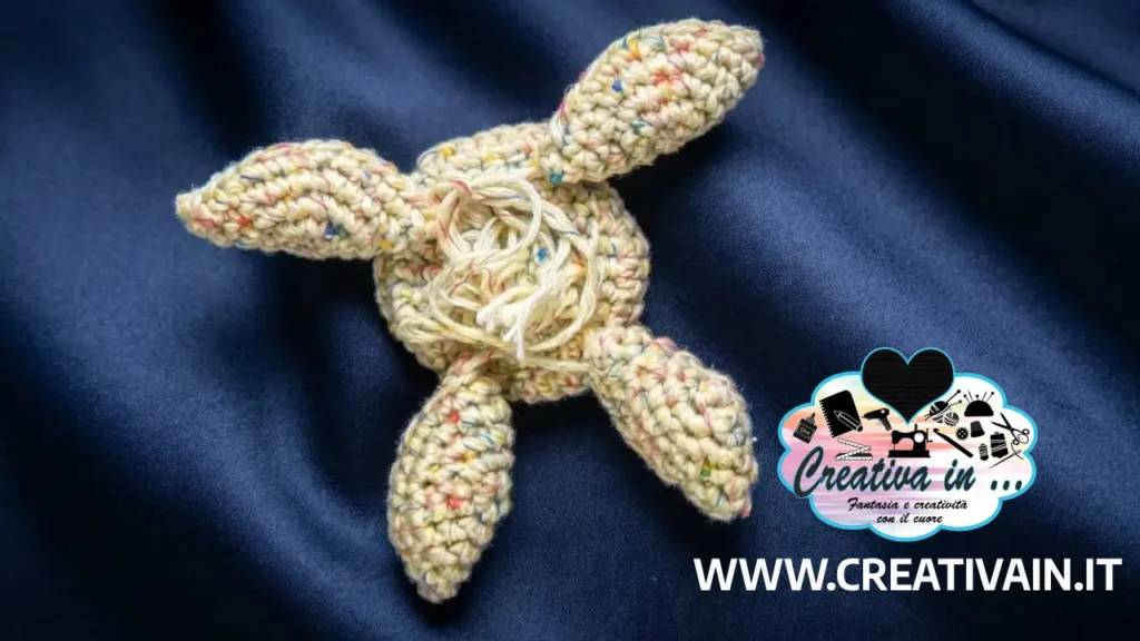 Cucitura delle parti della tartaruga amigurumi